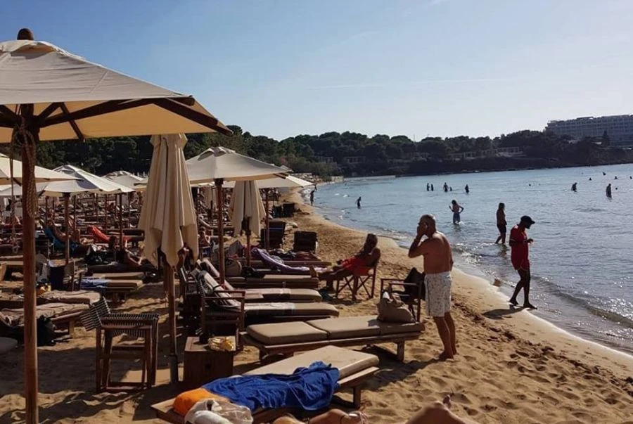 Το καλοκαίρι είναι εδώ- Γέμισαν από κόσμο οι παραλίες της Αθήνας (εικόνες)